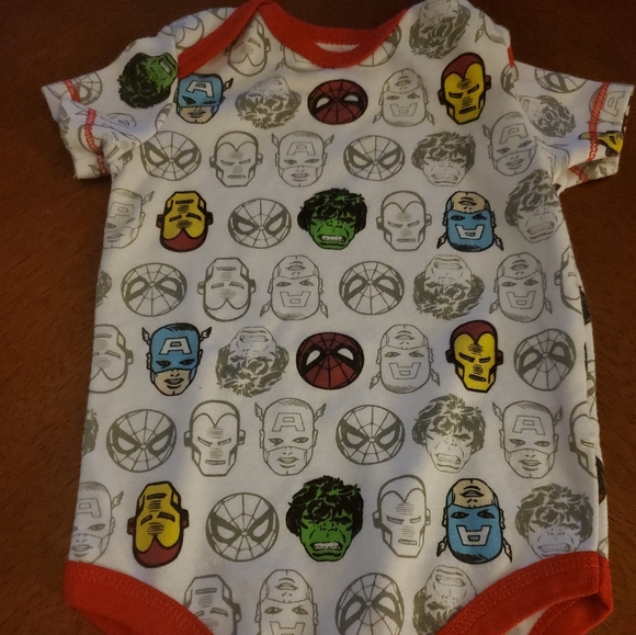 Marvel Onesie size 6/9 month - Picture 2 of 6